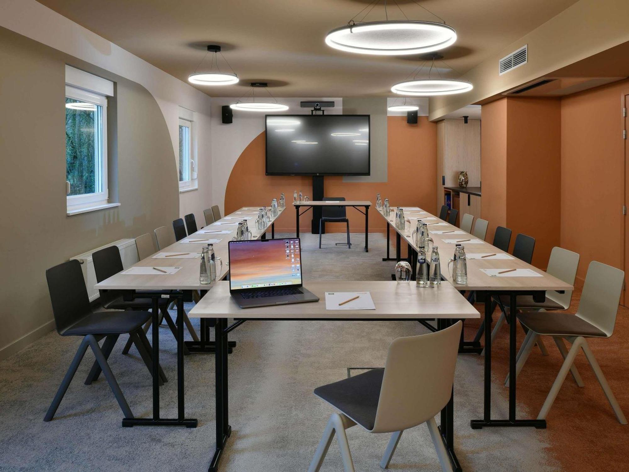 Ibis Styles Airport Aero 44