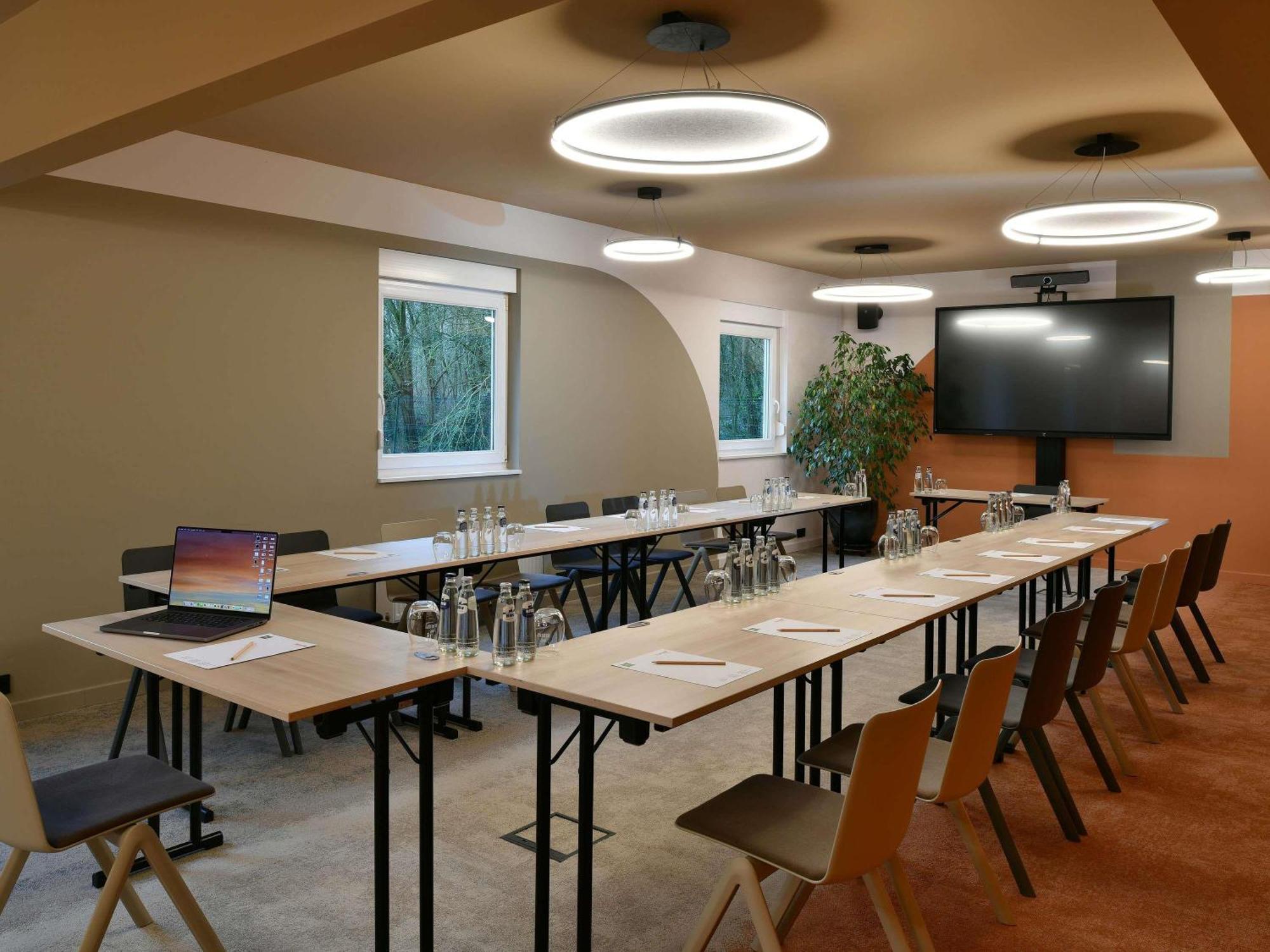 Hotel Ibis Styles Airport Aero 44 3*